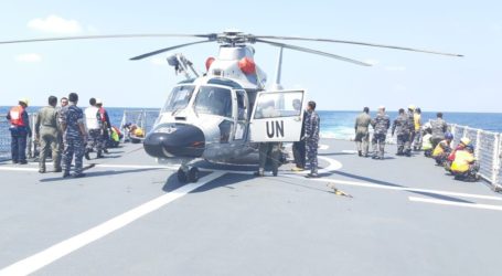 Helikopter TNI Dauphin HR-3601 Mendarat di KRI Usman Harun-359 di Laut Mediterania