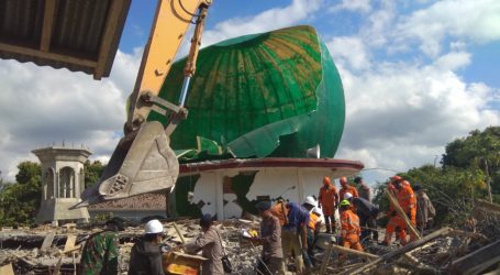 Petugas Penyelamat Mencari Korban di Reruntuhan Masjid