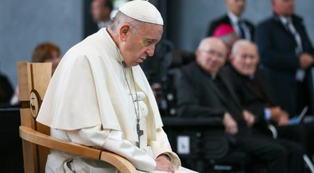 Paus Fransiskus Didesak Mengundurkan Diri