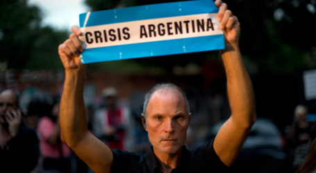 Ribuan Warga Argentina Turun ke Jalan