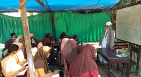 Imaam Yakhsyallah Mengajar di Sekolah Darurat Lombok