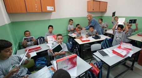 Badan Bantuan Turki Distribusikan 330 Tablet untuk Sekolah Palestina