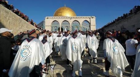 Anak-anak Palestina di Yerusalem Pawai Peringati Kelahiran Nabi Muhammad