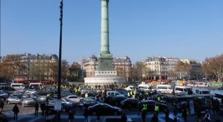 Aksi Protes Menolak Kenaikan Harga Bahan Bakar di Perancis