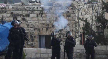 Israel Serang Sekolah dengan Gas Air Mata  