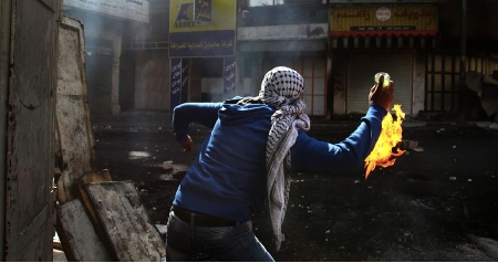 Bentrok dengan Pemuda Palestina, Jeep Milliter Israel Terbakar