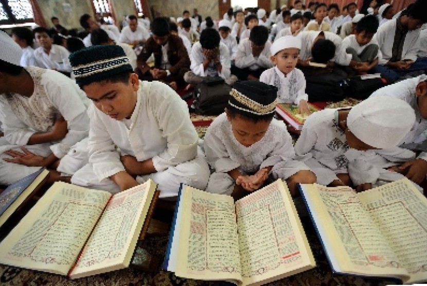 Membaca Al  Quran  Selamat dari Tsunami Mina News