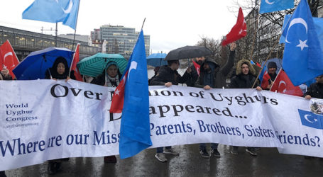 Aktivis Jerman Demo Peduli Uyghur di depan Konsulat Cina di Berlin