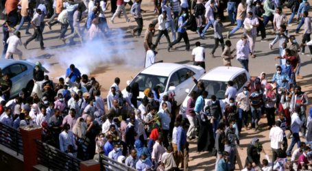 Polisi Sudan Tembakkan Gas Air Mata di Depan Istana Presiden