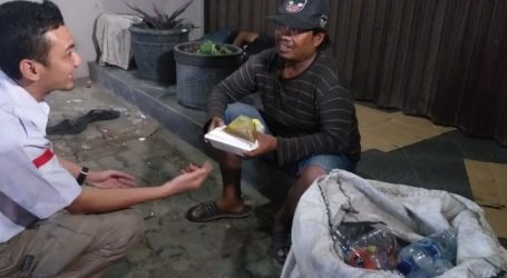 Baznas Distribusikan Paket Makanan ke Tunawisma di Bekasi