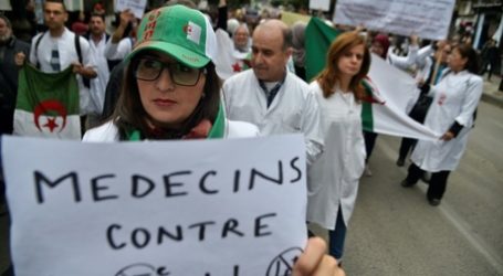 Puluhan Ribu Mahasiswa dan Tenaga Medis Protes Presiden Aljazair