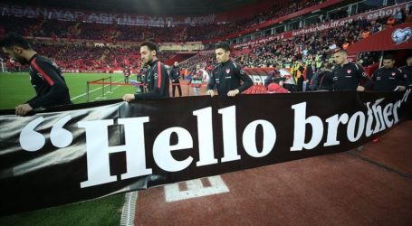 Timnas Sepakbola Turki Pajang Spanduk ‘Hello Brother’