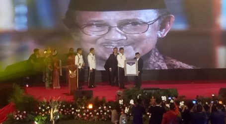 Habibie Terima Anugerah Bapak Dirgantara Indonesia di HUT TNI AU ke-73