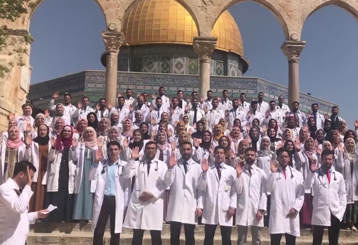 Seratus Lebih Dokter Baru Palestina Sumpah Profesi di ...