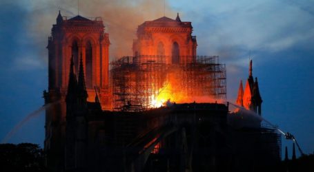 Gereja Katedral Notre Dame di Paris Terbakar
