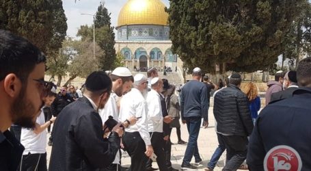 Ratusan Pemukim Yahudi Serbu Al-Aqsa