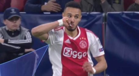 Pemain Ajax Amsterdam Buka Puasa di Tengah Pertandingan