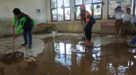 DMC Dompet Dhuafa Bersama Kaum Milenial Sigap Tolong Korban Banjir Bengkulu