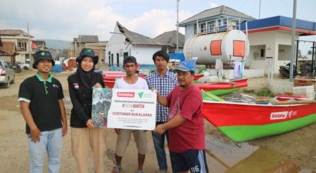 DD Bersama Bukalapak Beri Bantuan Empat Perahu Untuk Nelayan