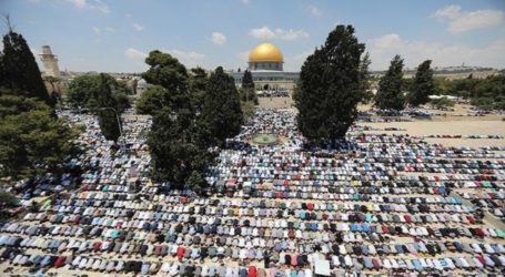 Puluhan Ribu Warga Palestina Shalat Jumat di Al-Aqsha