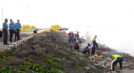 TNI-AL Bersihkan Pantai Kota Sorong