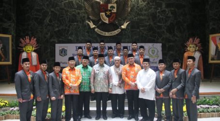 Anies Lepas Kafilah DKI Jakarta untuk Ikut STHQ Nasional XXV 2019