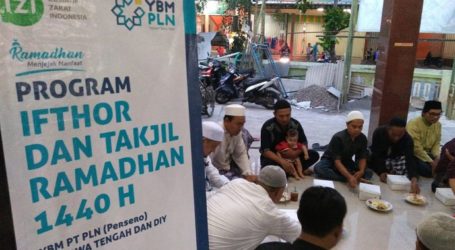 YBM PLN-IZI Berikan Iftar dan Takjil di Masjid Gayamsari Semarang