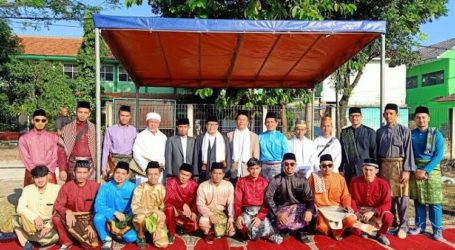 Mahasiswa-Mahasiswa Muslim Asal Patani Shalat Ied Berpakaian Melayu
