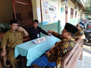 Mudir Shuffah Ponpes Al-Fatah. Mastur, MHI saat mengecek perkembangan Penerimaan santri baru ponpes Al-Fatah Lampung, Senin, (8/7). Photo : Hadis/MINA