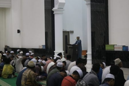 Furqon Al-Hanif, Lc.MA saat mengisi Khutbah Gerhana di Masjid An-Nubuwwah, Kompleks Ponpes Al-Fatah Muhajirun, Negararatu, Natar, Lampung Selatan. (Photo by: Mujahid/MINA)