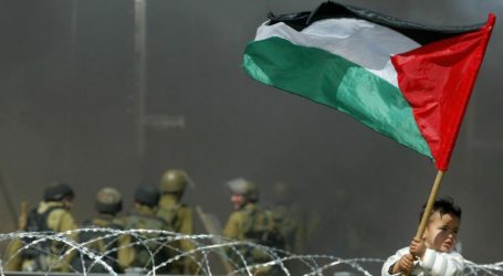 Polisi Israel Sita Bendera Palestina