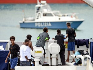 Italia Izinkan 116 Migran Berlabuh