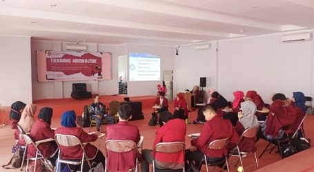 Redaktur MINA Bekali Pelatihan Jurnalistik Dasar kepada Mahasiswa Universitas Muhammadiyah Jakarta
