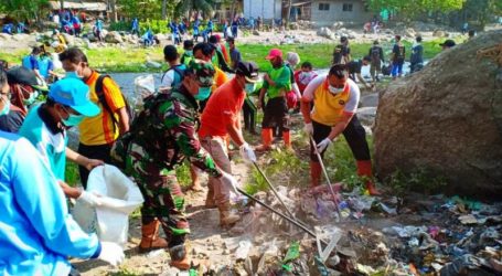 Ribuan Warga Brebes Lakukan Aksi Bersihkan Sampah