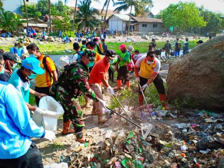 Ribuan Warga Brebes Lakukan Aksi Bersihkan Sampah 7591