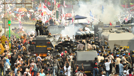 Polisi Pukul Mundur Massa, Situasi Masih Belum Kondusif