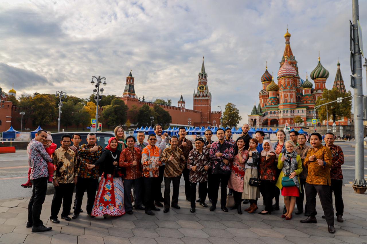 Hari Batik Nasional di Lapangan  Merah  Moskow Kantor 