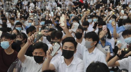 Pelajar Hong Kong Lakukan Aksi Duduk Protes Penembakan oleh Polisi