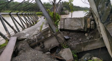 Jembatan Rangka Baja di Aceh Barat Ambruk Diterjang Banjir