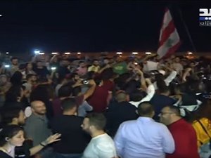 Pemrotes Duduki Kawasan Swasta di Tepi Laut Beirut