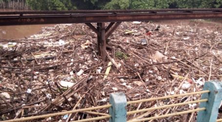 60-70 Ton Sampah Sumbat Muara CBL Bekasi