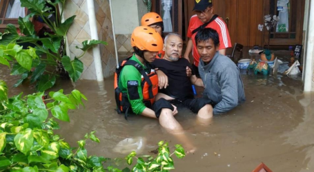 Rendi Seorang Lansia Diselamatkan dari Banjir