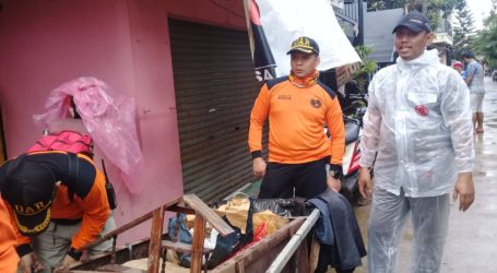 UAR Bekasi Bantu Warga Bersih-Bersih Dampak Banjir