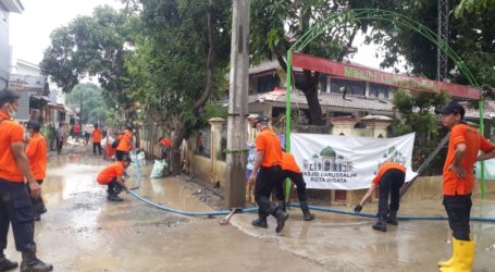 Puluhan Personel UAR Bersihkan Kompleks Villa Nusa Indah 2