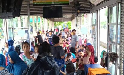 Halte Transjakarta Jadi Tempat Pengungsian Sementara Warga