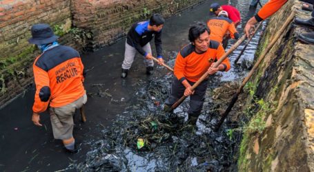 Cegah Banjir, UAR Pringsewu Bersih-bersih Aliran Air