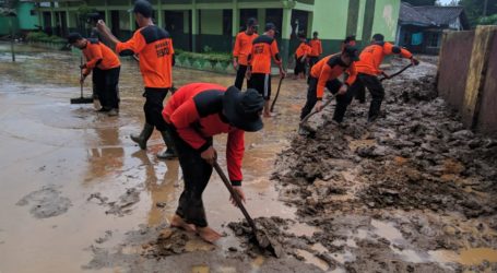 UAR Lampung Bersihkan Lumpur Sisa Banjir untuk Buka Akses Jalan di Pesawaran