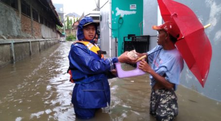 Banjir Lagi, Tim UAR Bekasi Kembali Bagi-Bagi Sarapan Gratis