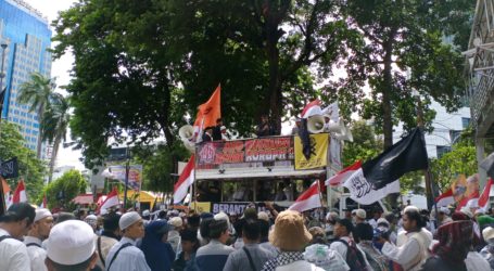 Massa Aksi ‘Berantas Mega Korupsi’ Protes Jalan ke Istana Ditutup