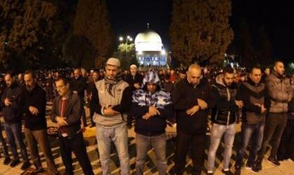 Dilarang Masuk, Jamaah Palestina Shalat Subuh di Luar Pintu Al-Aqsa